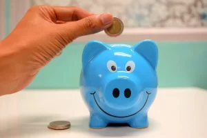 बचत करने और पैसे बचाने के 10 आसान तरीके